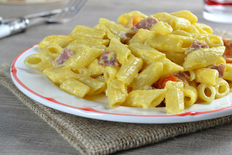 penne-con-salame-e-pomodorini-