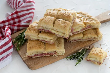 Focaccia-rustichella-con-salame-e-formaggio_450x300